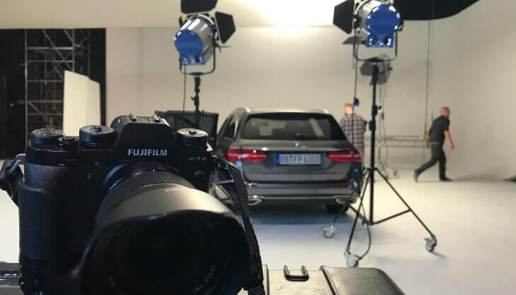 Equipe trabalhando em conjunto de fotografia filmando um carro Mercedes